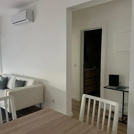 Διαμέρισμα Cozy 2bdr Flat In By Lovelystay