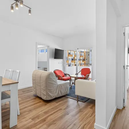Cozy 2bdr Flat In By Lovelystay